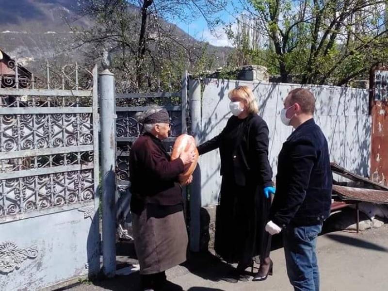 უმწეოთა სასადილოების 70 წელს გადაცილებულ ბენეფიციარებს მოხალისეებმა გამომცხვარი პურის...